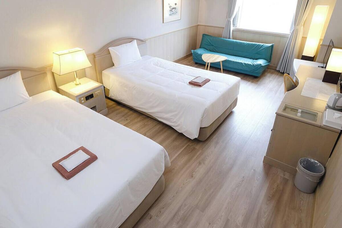 Ropa de cama de alta calidad y caja de seguridad en la habitación