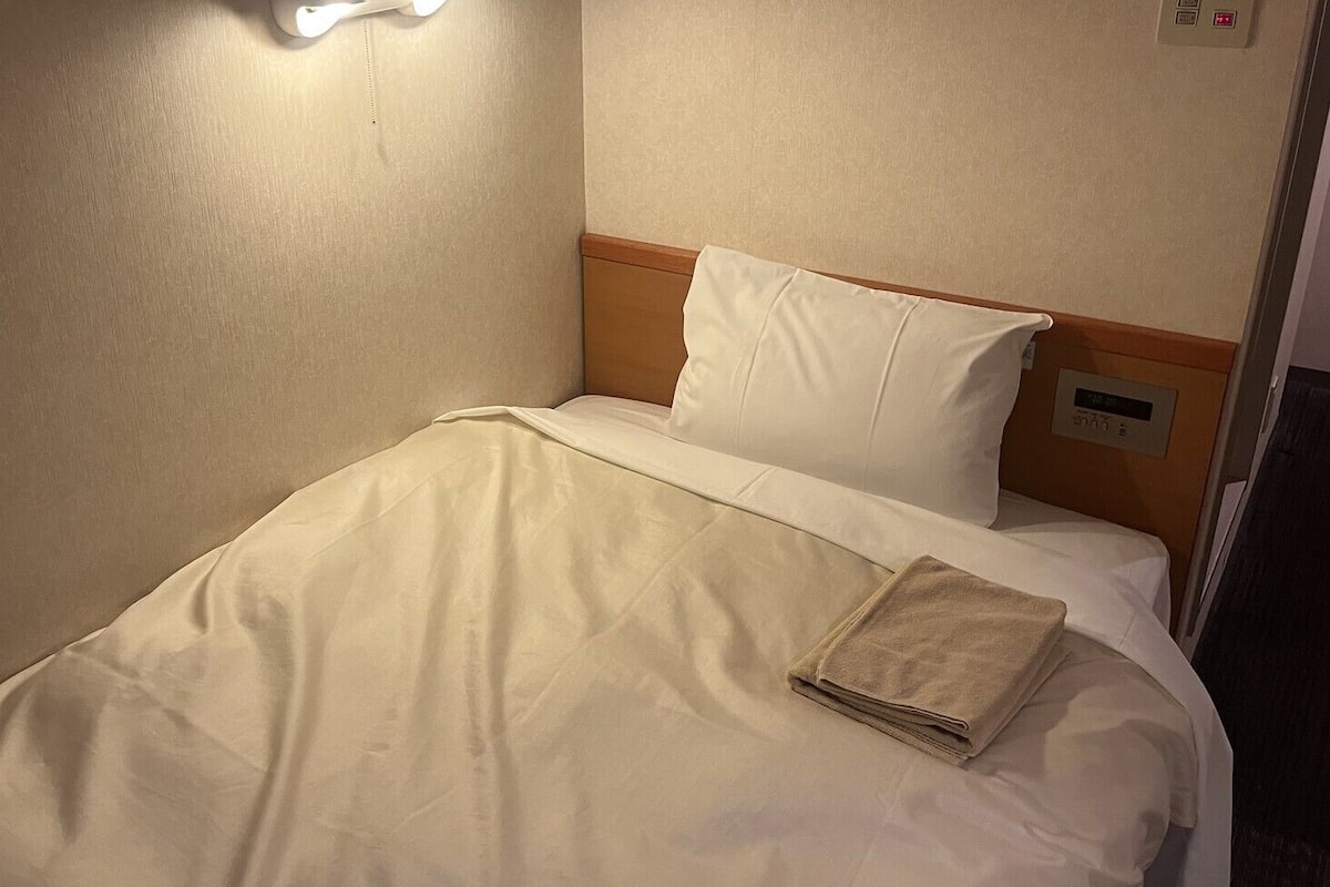 Escritorio, wifi gratis y ropa de cama