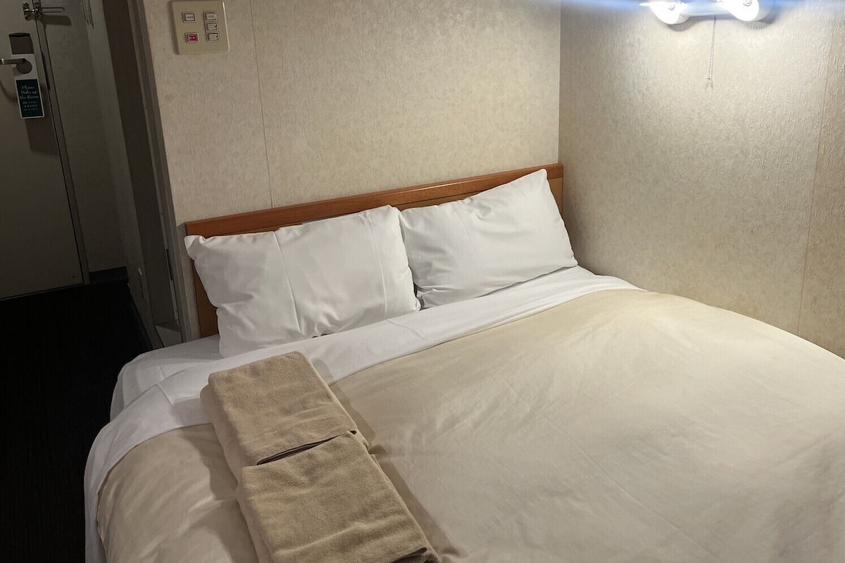 Escritorio, wifi gratis y ropa de cama
