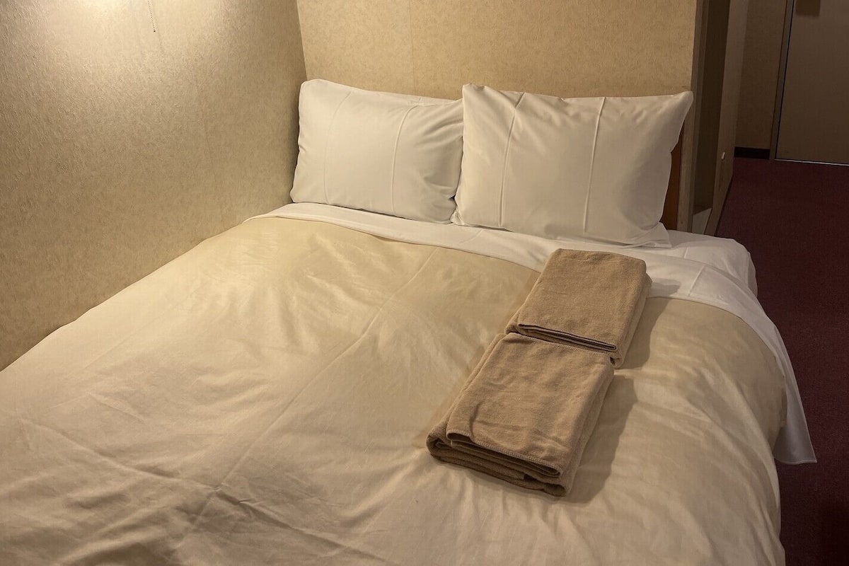 Escritorio, wifi gratis y ropa de cama