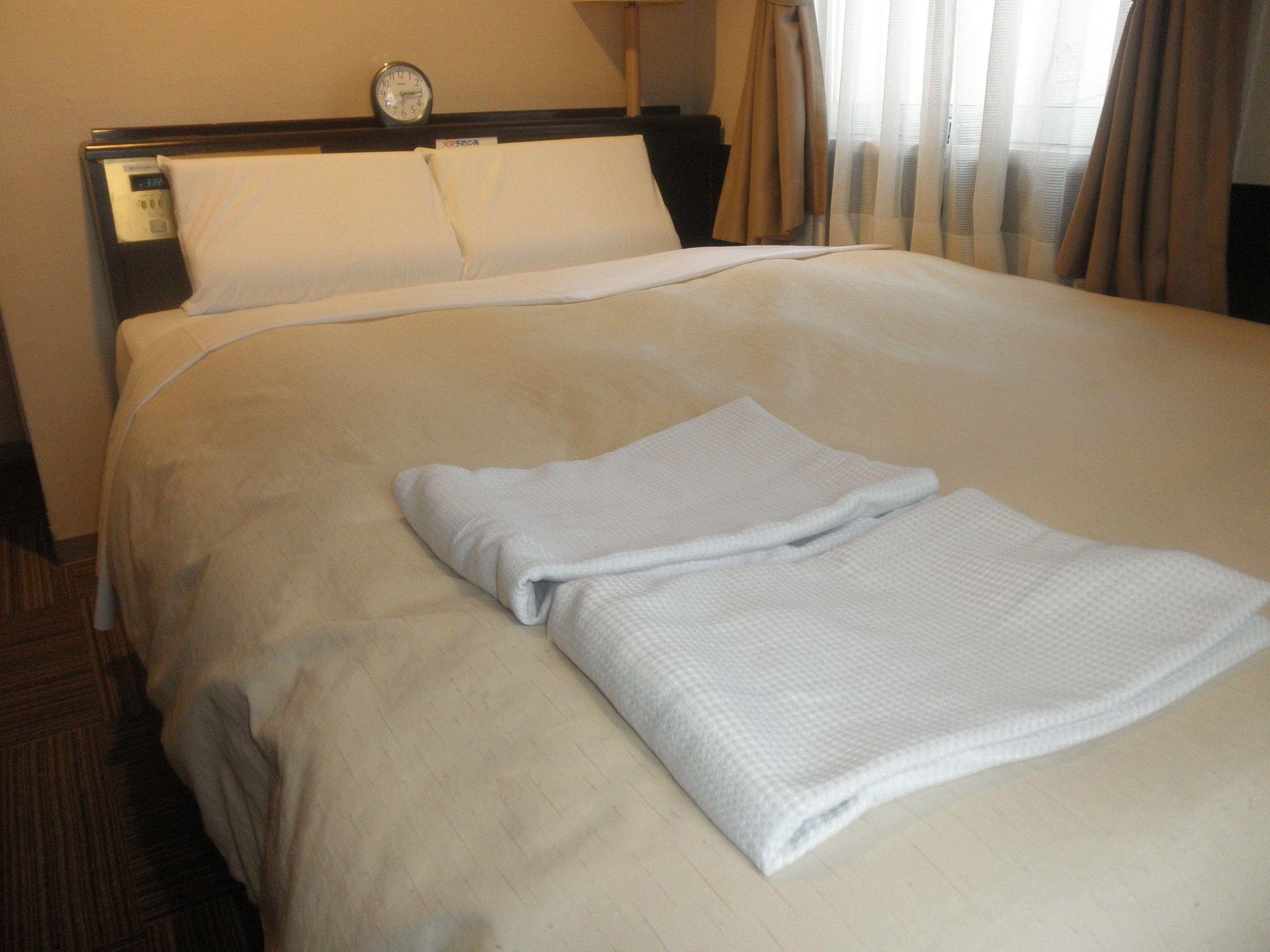 Una scrivania, Wi-Fi gratuito, lenzuola