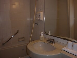 Habitación estándar (Twin Room) | Baño | Ducha y bañera combinadas, secador de pelo y zapatillas