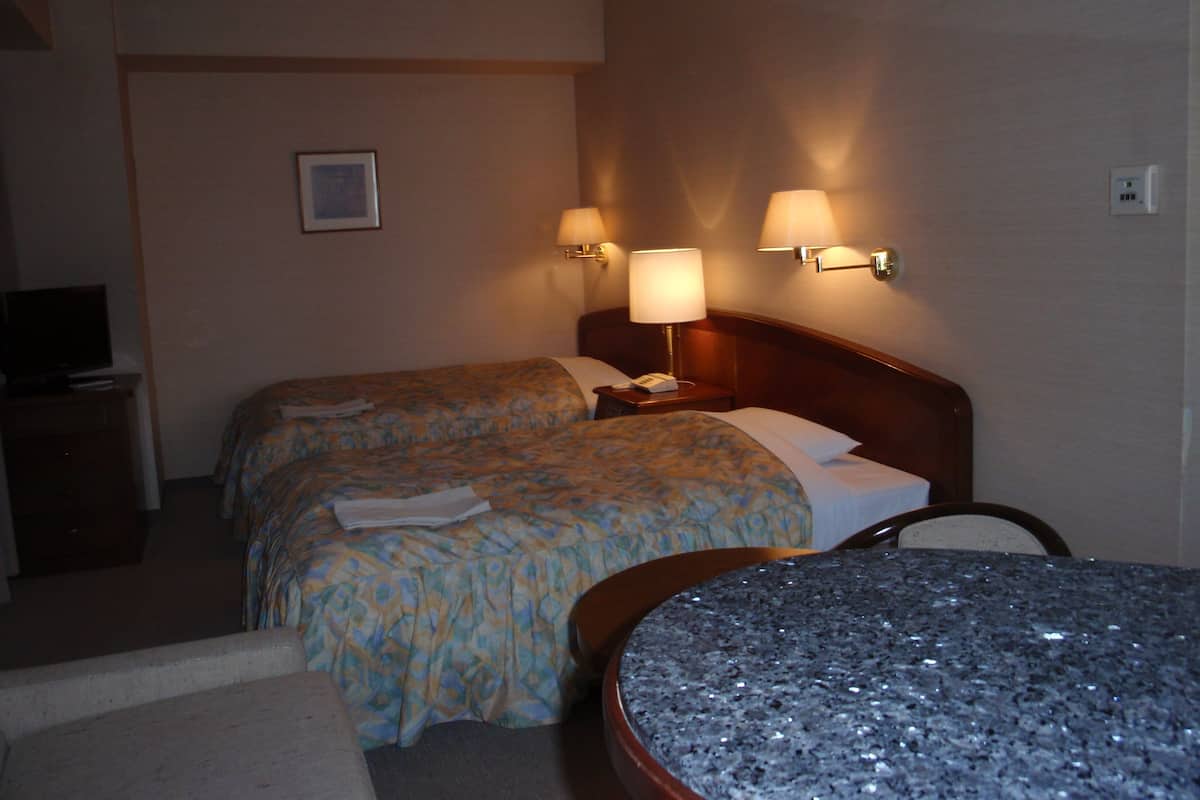 Standard Room (Twin Room) | Meja, seterika/papan seterika, Wi-fi percuma, cadar katil