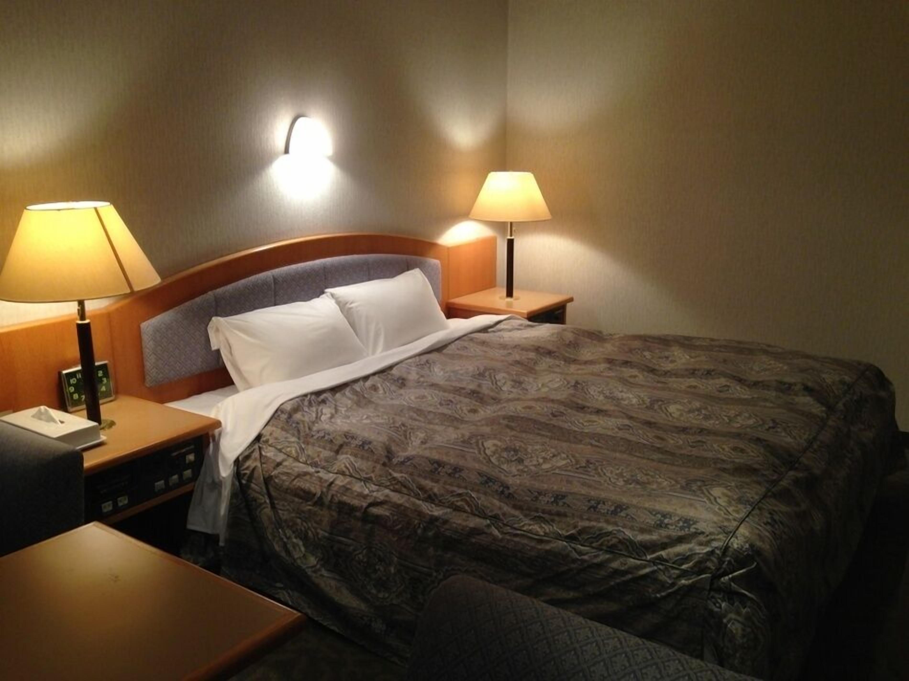 Rideaux occultants, Internet gratuit par câble, draps fournis