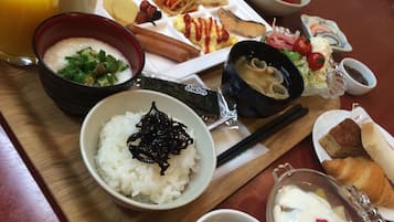 Breakfast (JPY 750 per person)