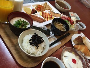 Breakfast (JPY 750 per person)