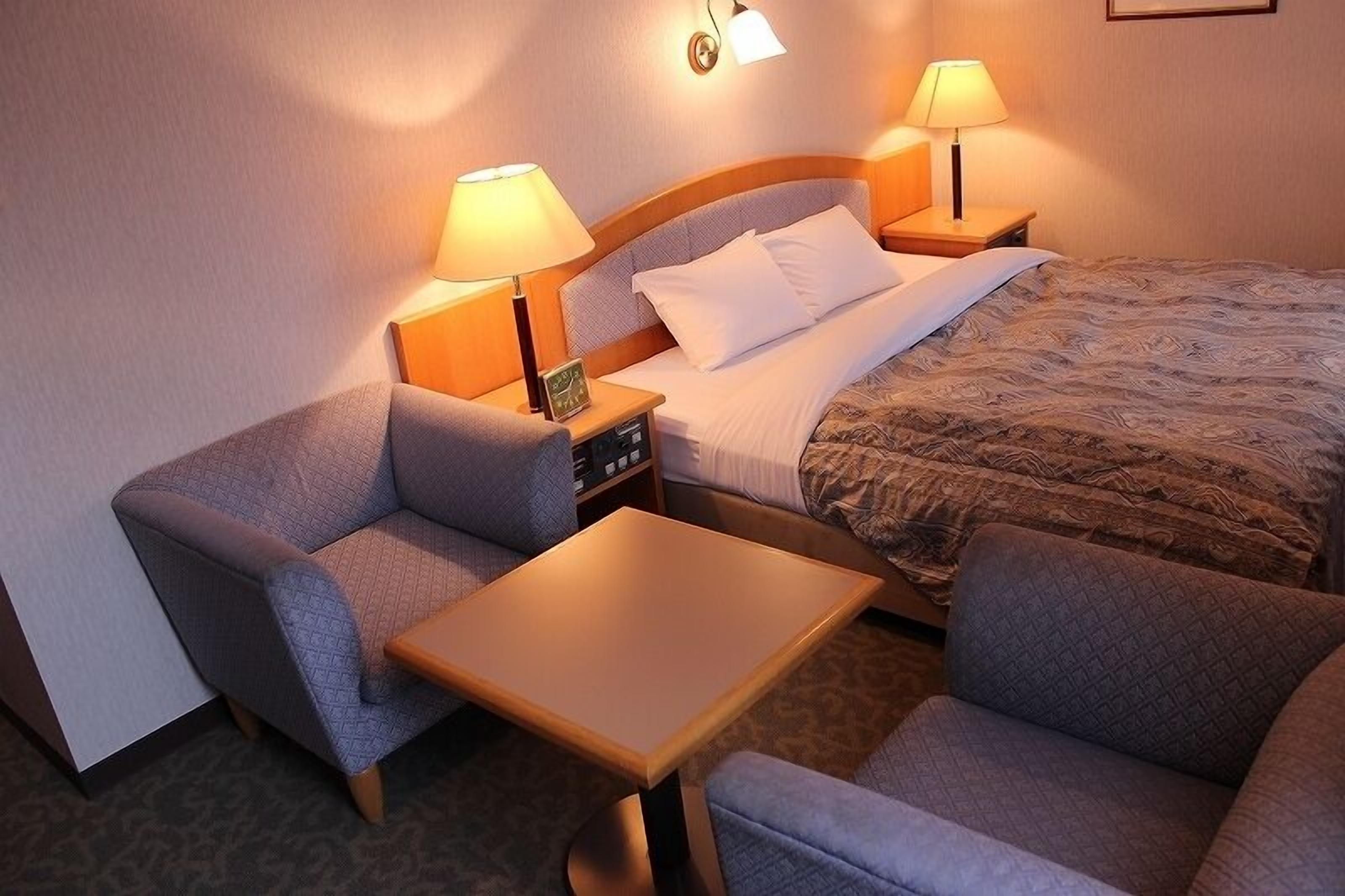 Blackout drapes, free wired internet, bed sheets