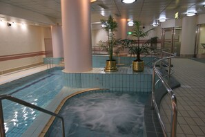 Indoor pool - Resort Capsule Sakuragicho (Yokohama)