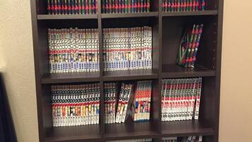 Una estantería con volúmenes de manga organizados por serie y número de volumen.