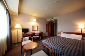 Escritorio, wifi gratis y ropa de cama