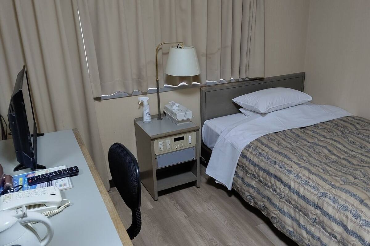 Escritorio, wifi gratis y ropa de cama