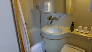 Kombinert dusj/badekar, tøfler, toaletter med elektrisk bidé og håndklær