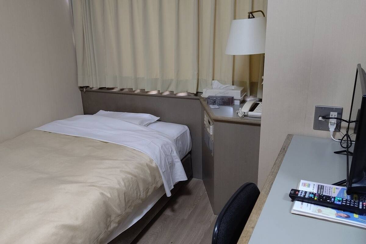 Escritorio, wifi gratis y ropa de cama