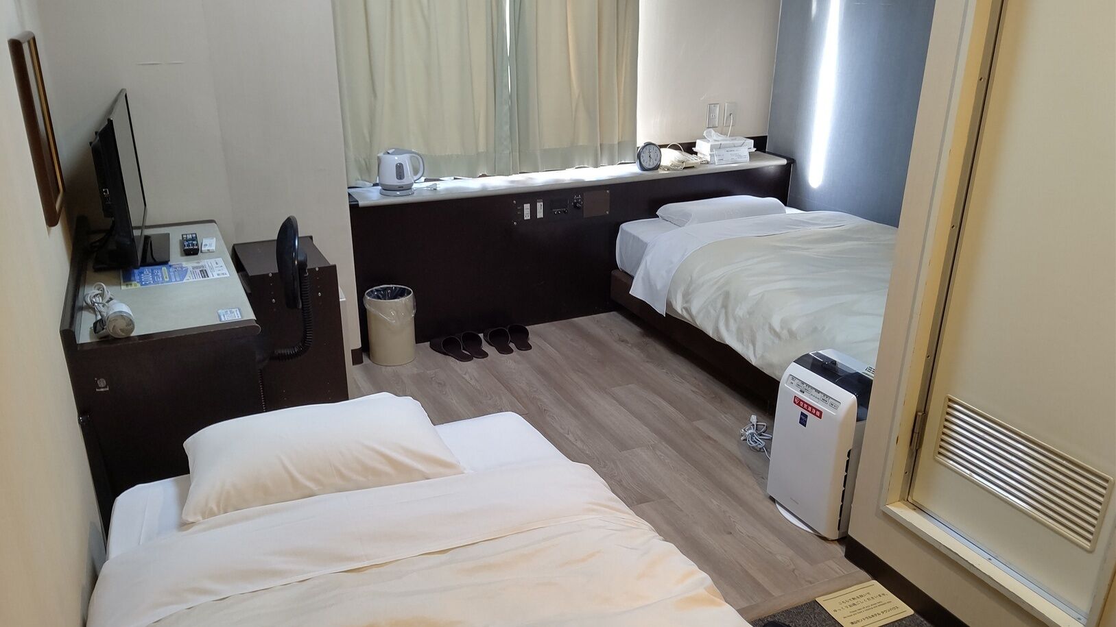 Desk, bed sheets