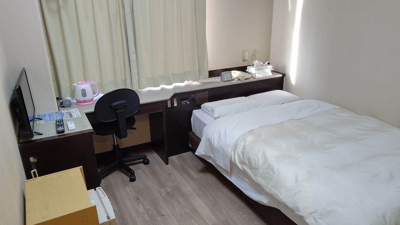 Desk, bed sheets