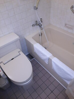 A bathroom with a toilet, a bathtub, and a shower. - Hotel Hyper Hills Hirosaki (Hirosaki)