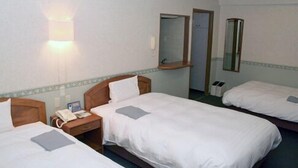 A hotel room with two single beds, a bedside table with a lamp, a mirror, and a small window. - Hotel Hyper Hills Hirosaki (Hirosaki)