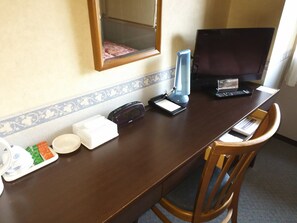 Edredones de plumas, escritorio, wifi gratis y ropa de cama