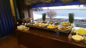 A buffet with various dishes and condiments. - Hotel Hyper Hills Hirosaki (Hirosaki)