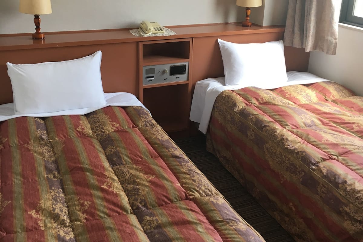Escritorio, wifi gratis y ropa de cama