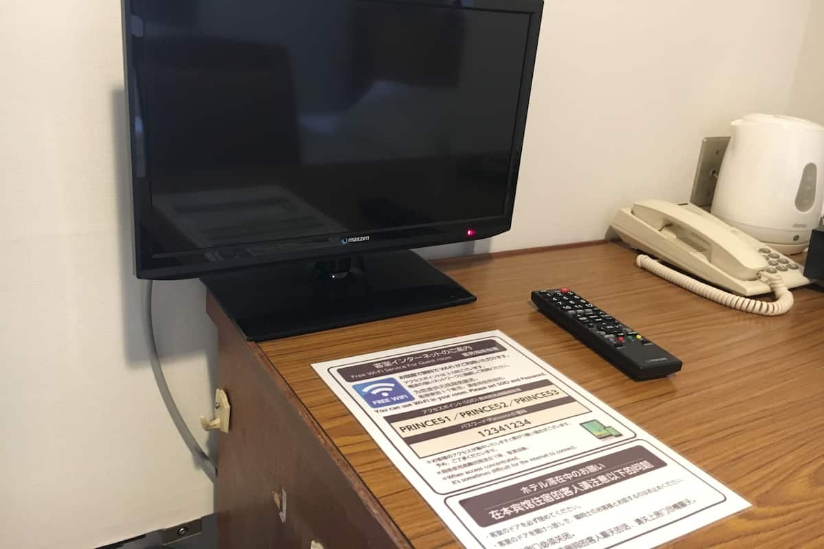 Escritorio, wifi gratis y ropa de cama