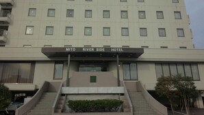 A multi-story hotel with a sign reading "Mito River Side Hotel". - Mito Riverside Hotel (Mito)