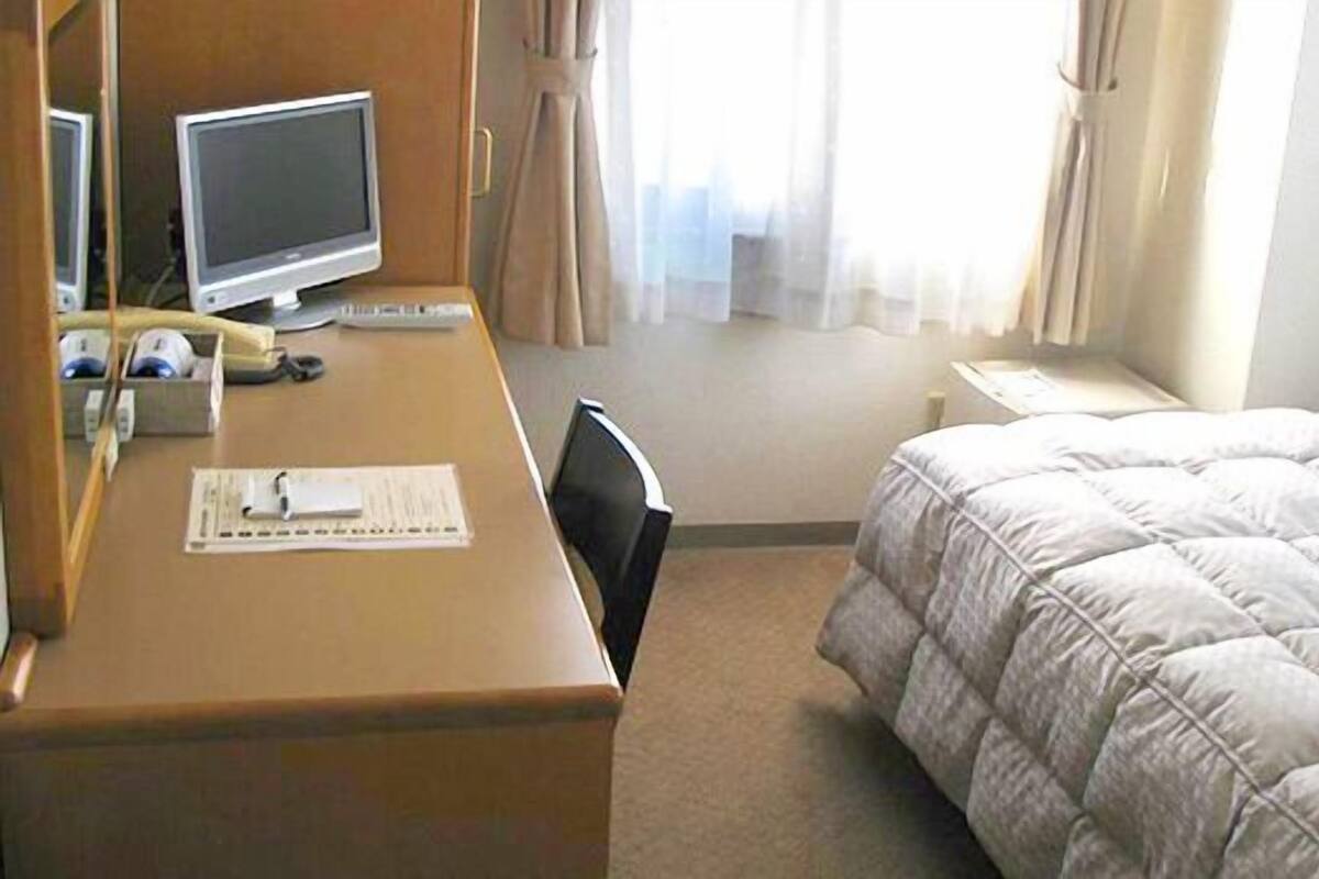 办公桌、免费 WiFi、床单