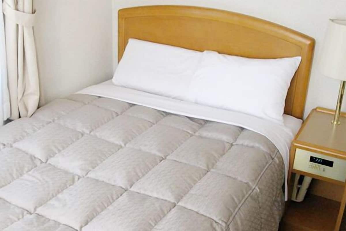 Escritorio, wifi gratis y ropa de cama 