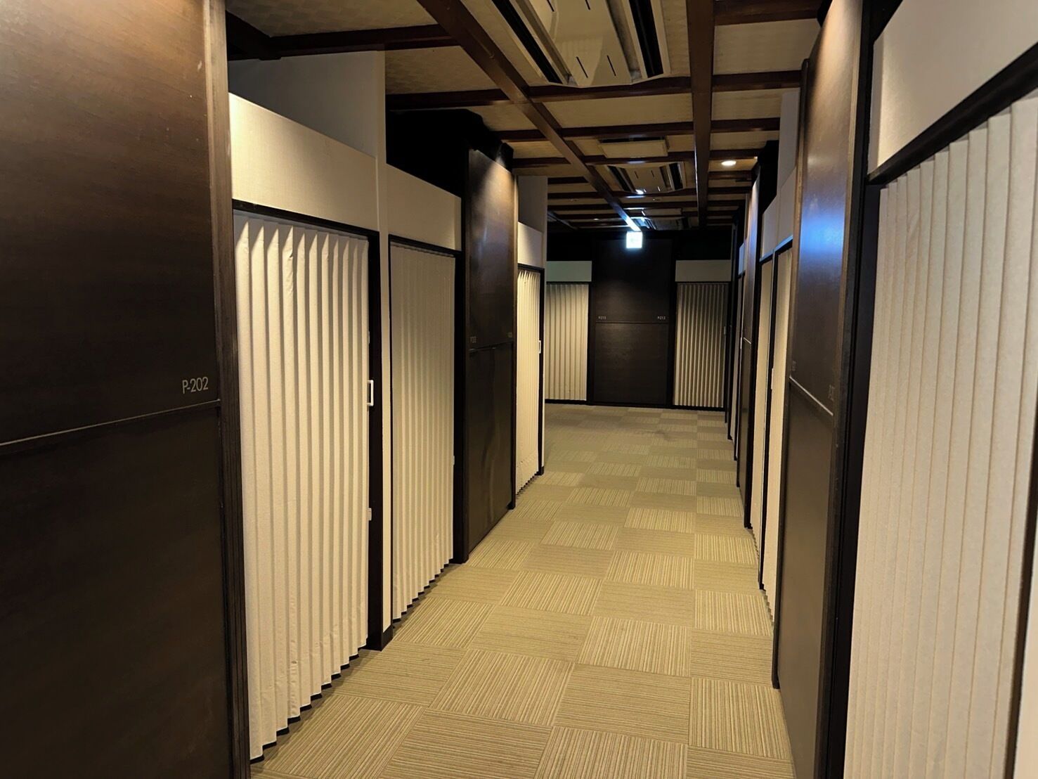 デスク、アイロン / アイロン台、WiFi (無料)、ベッドシーツ