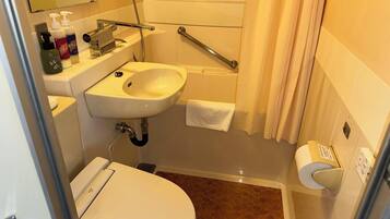 Ducha y bañera combinadas, secador de pelo, zapatillas y toallas