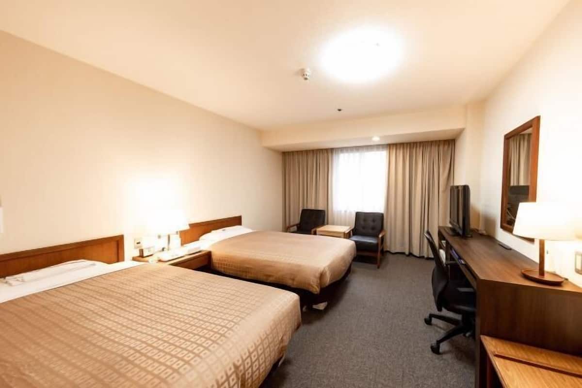 Een bureau, een strijkplank/strijkijzer, babybedden, gratis wifi