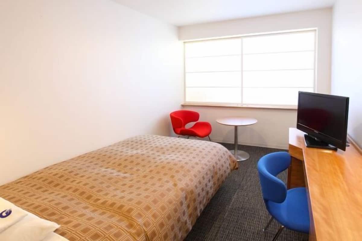 Een bureau, een strijkplank/strijkijzer, babybedden, gratis wifi