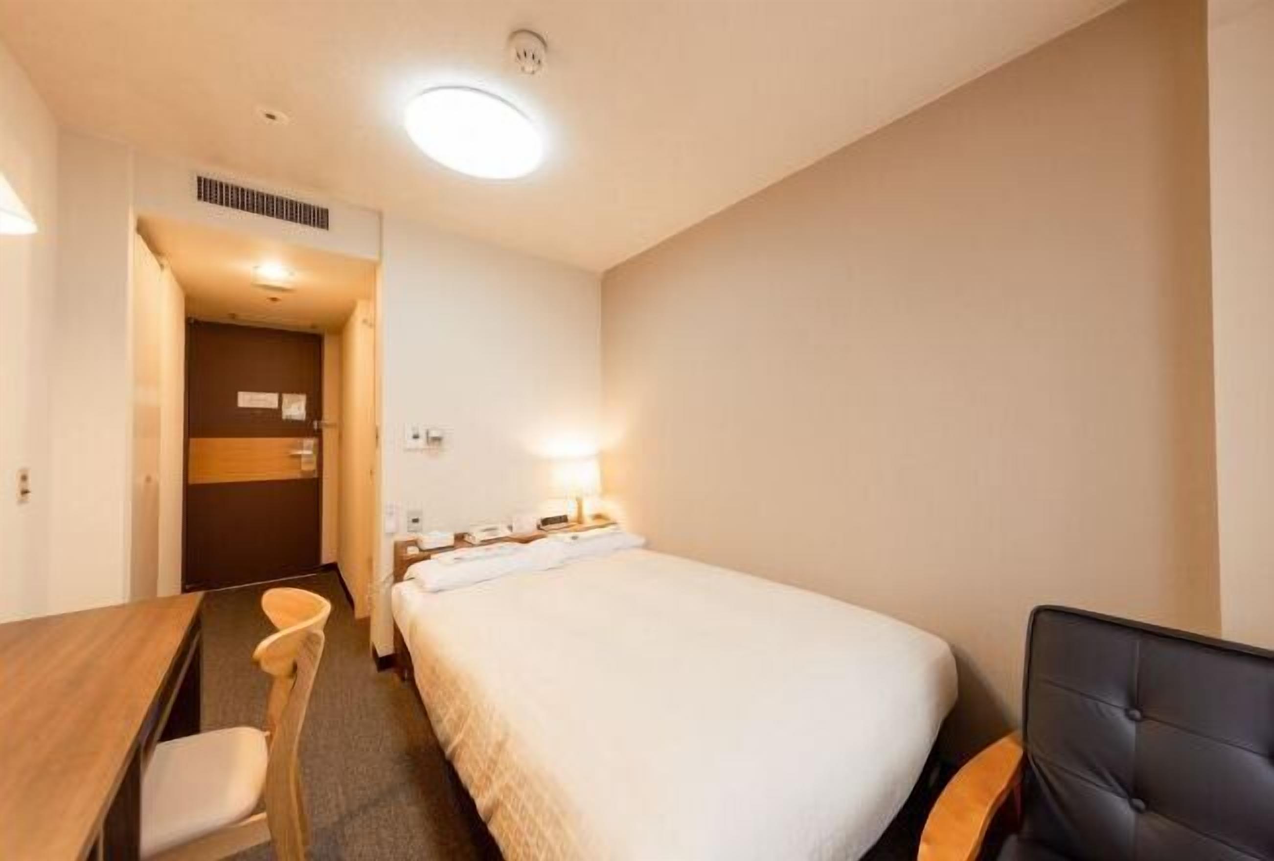 Escrivaninha, ferros/tábuas de passar roupa, berços (sobretaxa)