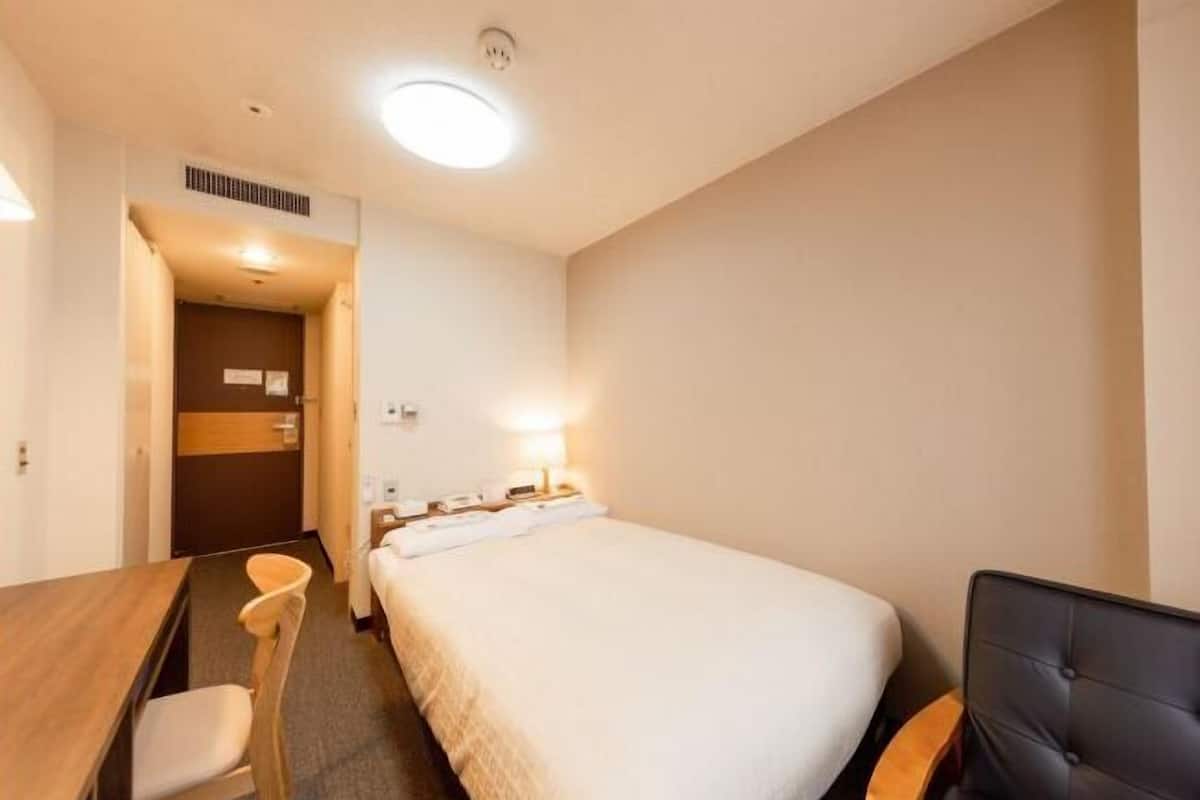 Escrivaninha, ferros/tábuas de passar roupa, berços (sobretaxa)