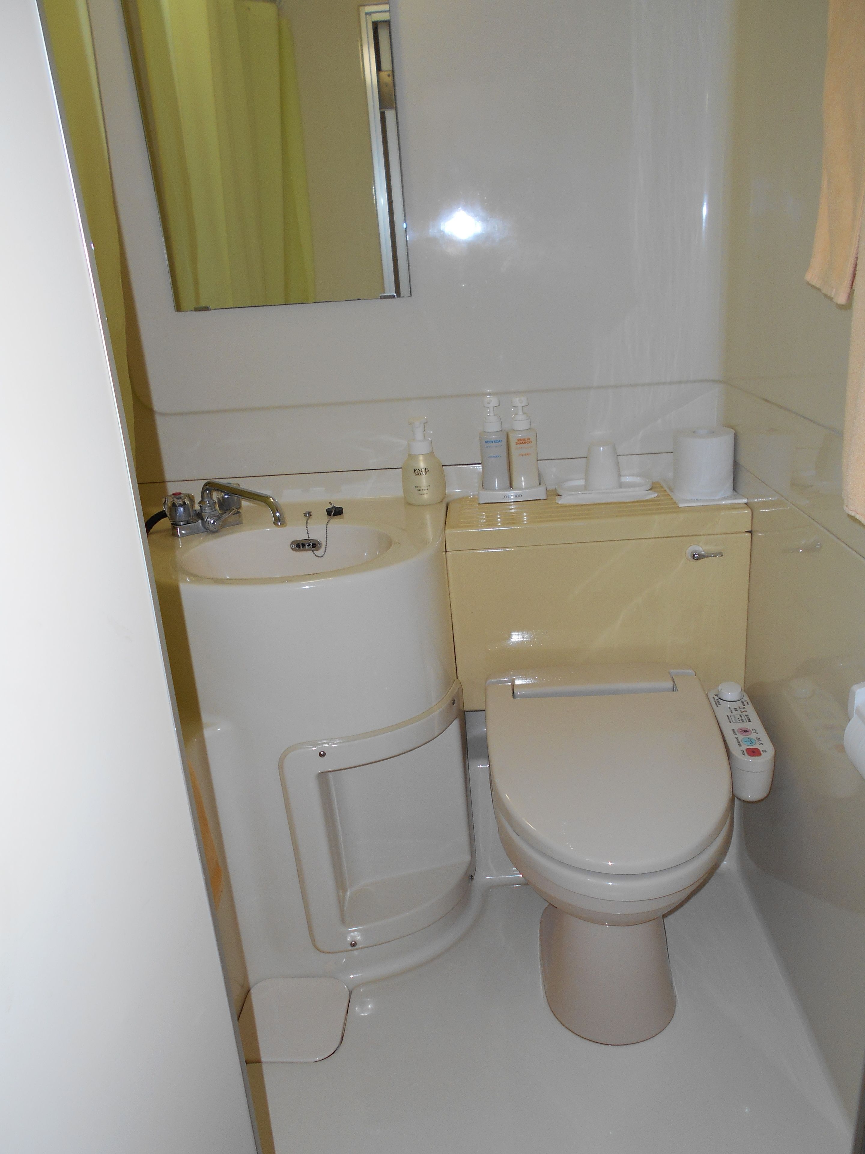 Standard Single Room, Non Smoking | Bathroom | Rainfall showerhead, free toiletries, hair dryer, slippers