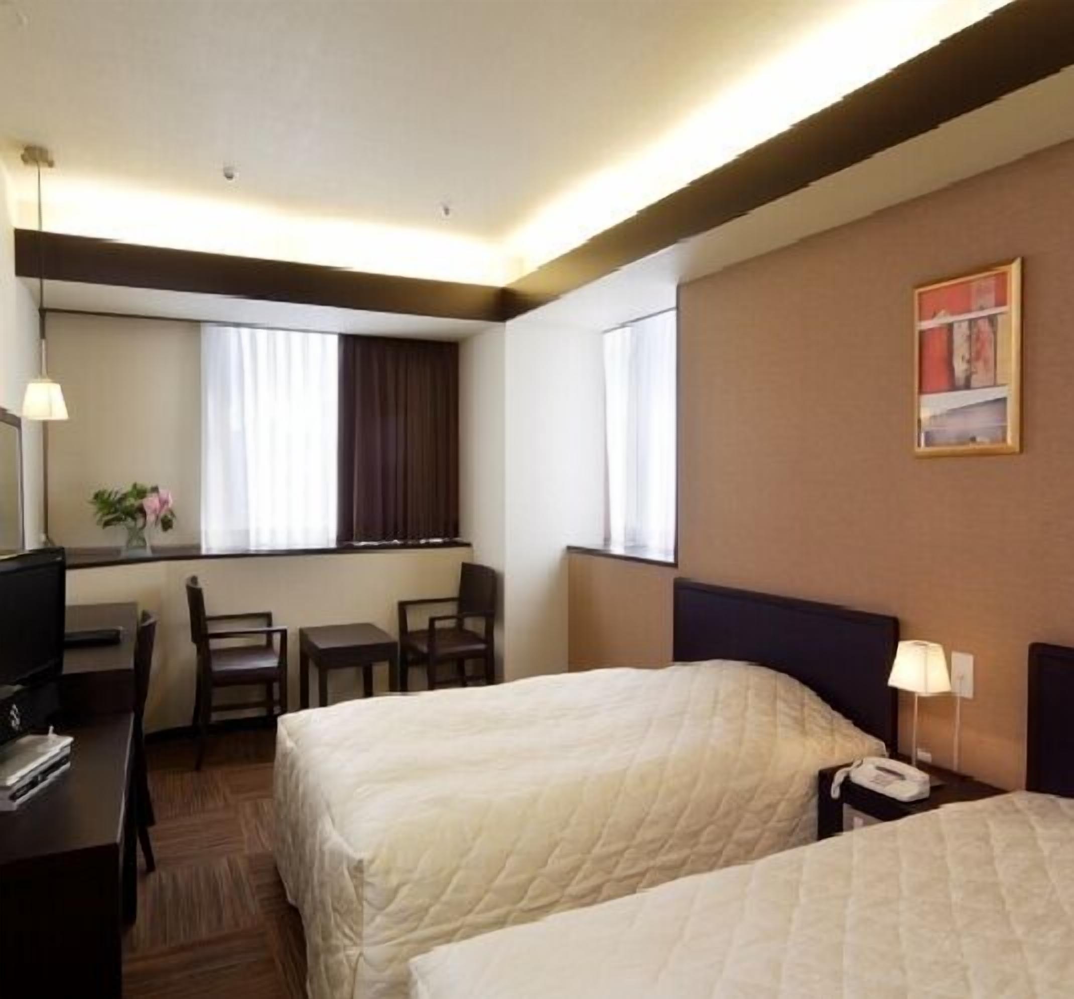 Escritorio, wifi gratis y ropa de cama 