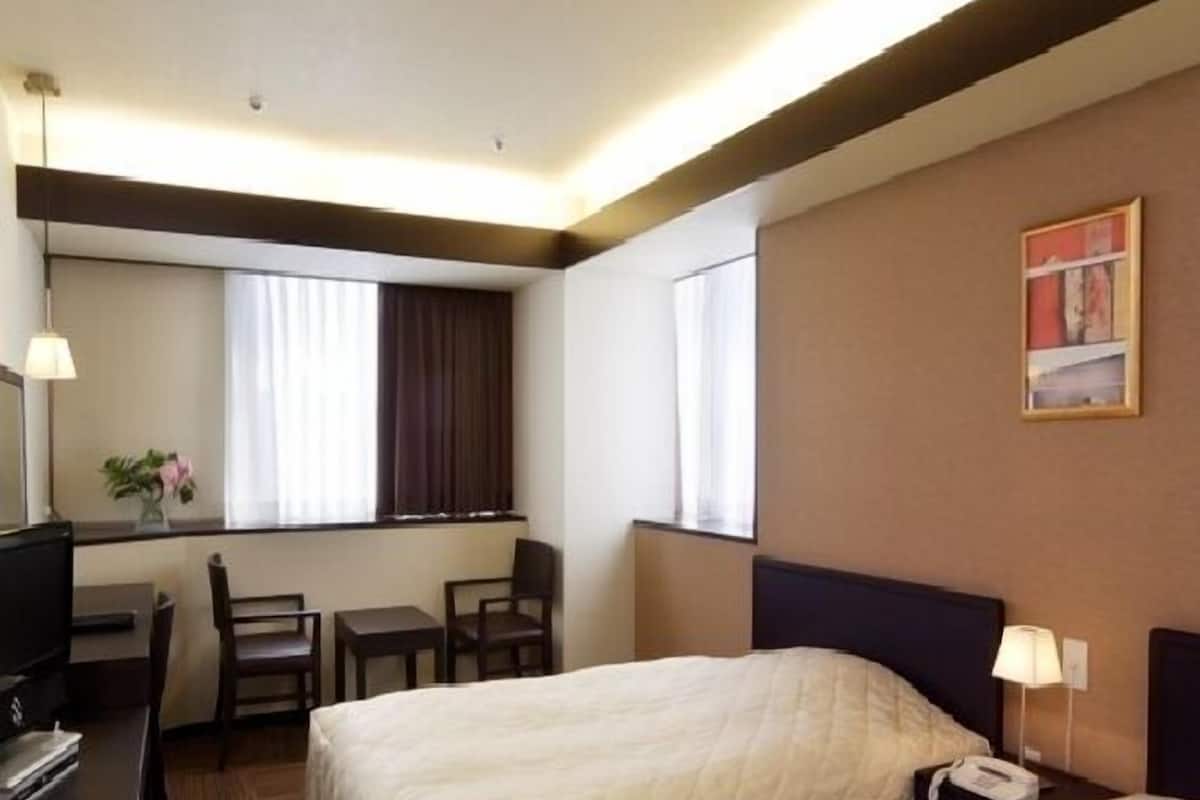 Desk, WiFi (free), bed sheets