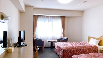 Una scrivania, Wi-Fi gratuito, lenzuola