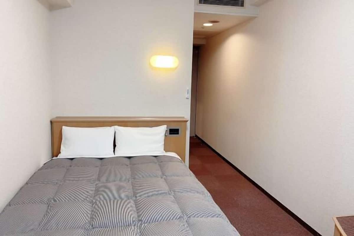 Een bureau, gratis wifi, beddengoed