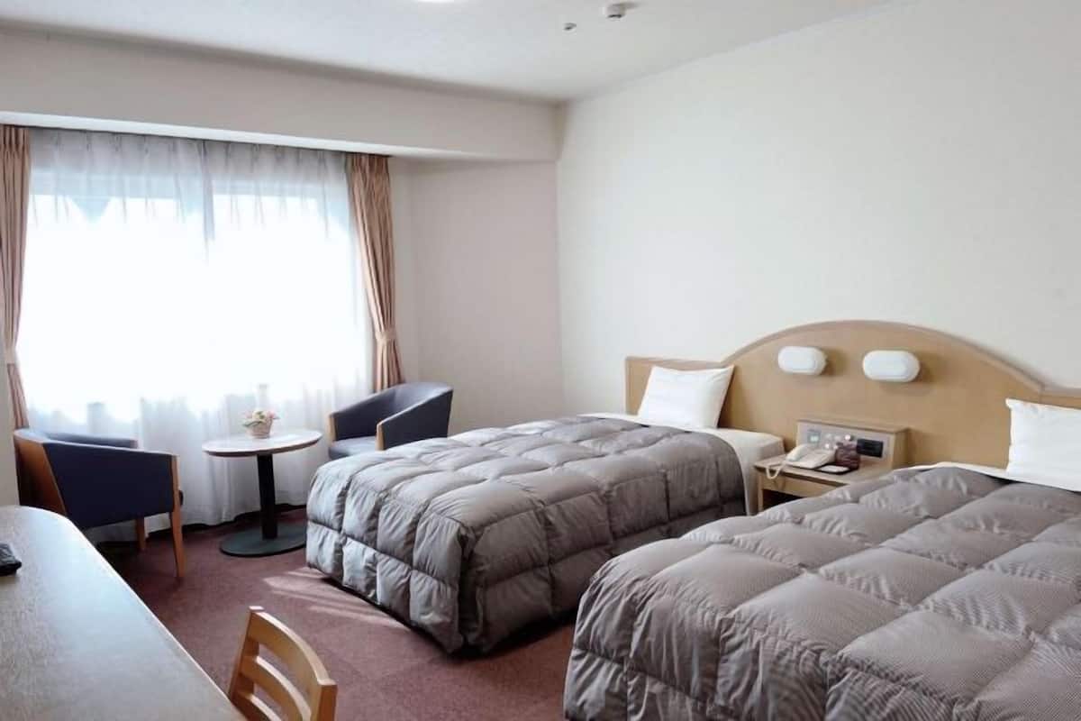 Een bureau, gratis wifi, beddengoed