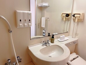 Combined shower/tub, rainfall showerhead, slippers, electronic bidet - Oustat International Hotel Tajimi (Tajimi)