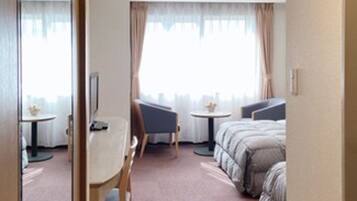 Een bureau, gratis wifi, beddengoed