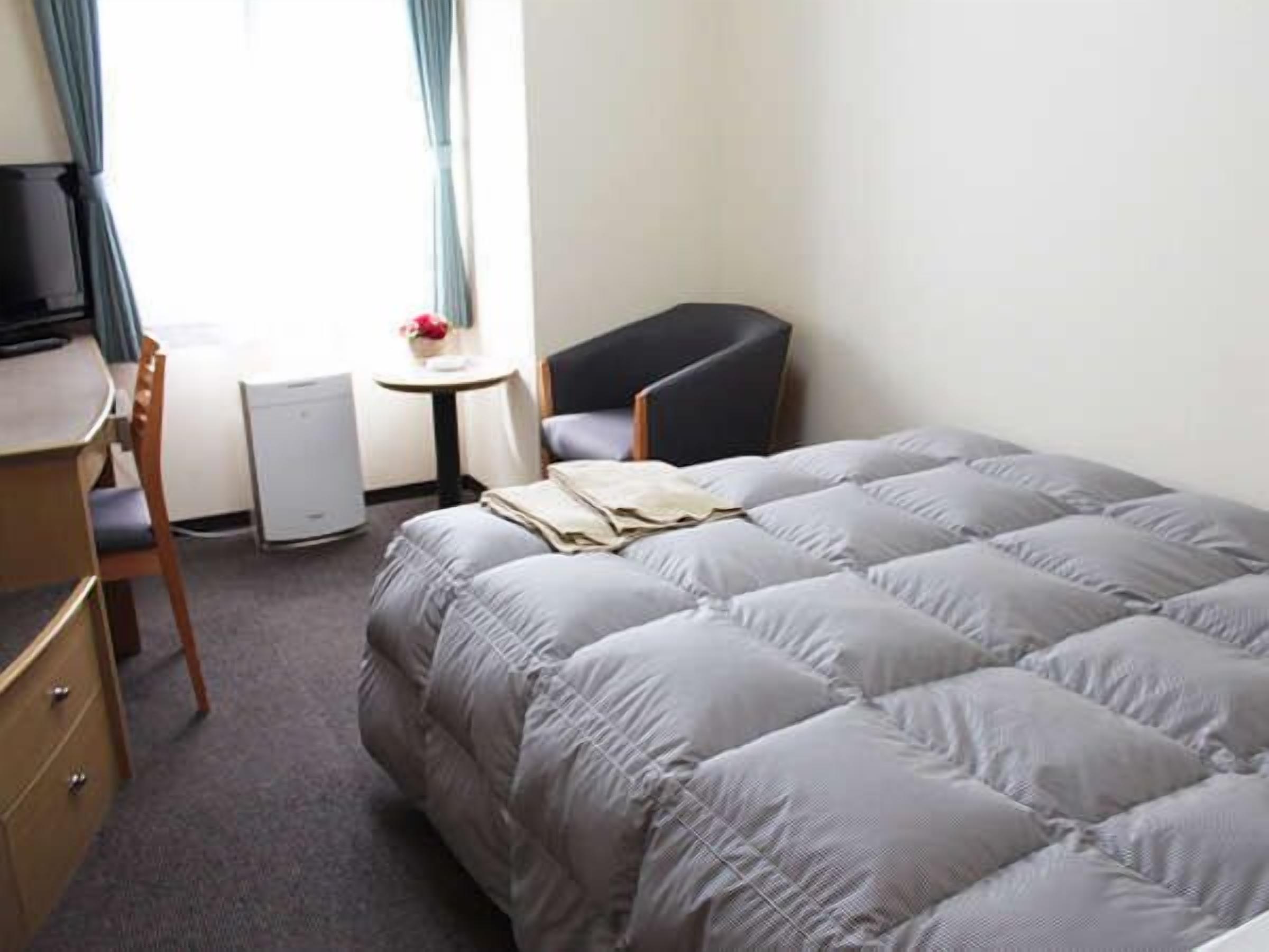 Escritorio, wifi gratis y ropa de cama 