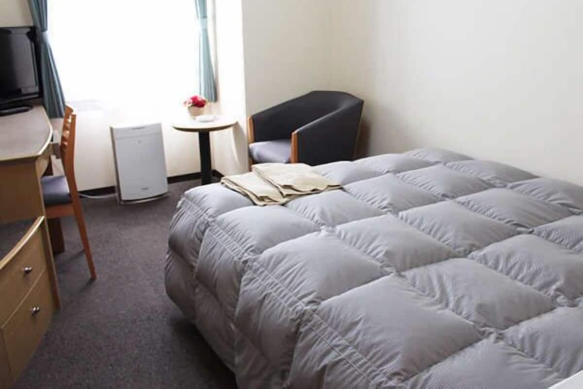 Een bureau, gratis wifi, beddengoed