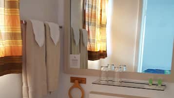 Bañera con ducha, toallas