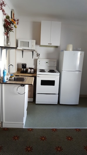 Eigene Kochnische | Kühlschrank, Wasserkocher mit Kaffee-/Teezubehör