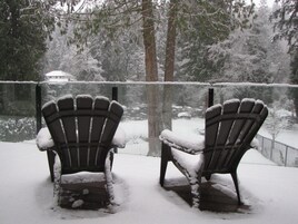 客房, 1 張特大雙人床, 河景 (Lynn Valley) | 高級寢具、書桌、熨斗/熨衫板、免費 Wi-Fi