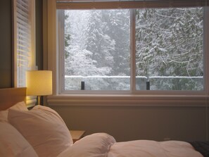 Habitación, 1 cama King size, balcón, vista al río (Capilano) | Ropa de cama de alta calidad y escritorio