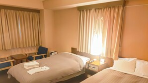 A hotel room with two beds, a desk, a chair, and a bedside table with a lamp. - Hotel Takamatsu Hills (Takamatsu)
