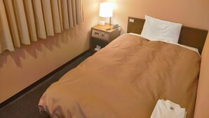 A hotel room with a bed, a nightstand, a lamp, and a window with blinds. - Hotel Takamatsu Hills (Takamatsu)